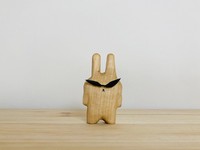 頭部と広い肩幅が一体化し、細いサングラスをかけた木彫り作品、「ヤンキーうさぎ」（画像提供：たのしい木彫りさん）
