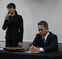 会見するぱんちゃん璃奈（左）と宮田充氏＝都内