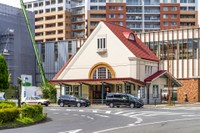 こちらはJR国立駅南口にある赤い三角屋根が特徴の旧国立駅舎。今回のランニングアートでも付近を通過している