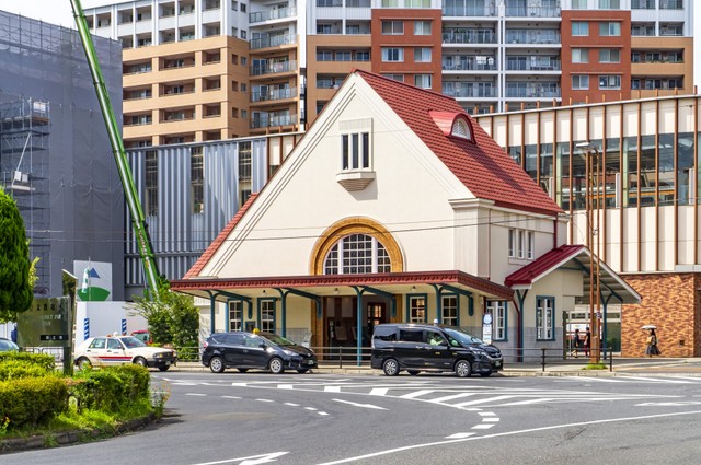 こちらはJR国立駅南口にある赤い三角屋根が特徴の旧国立駅舎。今回のランニングアートでも付近を通過している