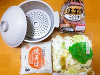 焼きそばの材料。電子レンジで3分温め、あとはソースで味付けするだけ！