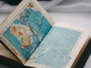 本好きが推す、新しい旅のかたち。図書館の「チケットカウンター」へ