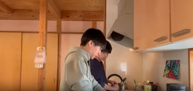 兄のゆうとさんと料理中／投稿主さん提供