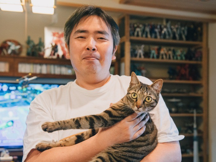 気さくに話をしてくれた “ブンゴー”こと福井晴敏さん。趣味全開の自宅リビングにて