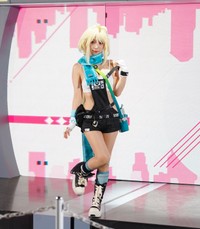 「チェイシング·カレイドライダー」のキャラクターコスプレを披露した伊織もえ