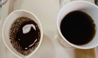 麦茶と比べた尿（左）