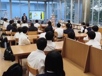 香川県立高松桜井高校でのアイヌ文化学習の様子（提供：アイヌ民族文化財団）