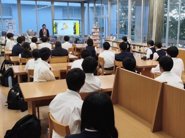 香川県立高松桜井高校でのアイヌ文化学習の様子（提供：アイヌ民族文化財団）