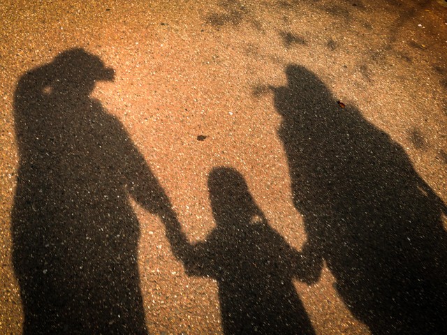 夕日を背に、楽しかった思い出を家族の影に閉じ込めて（提供：サモアの風）