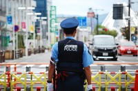 道路を見守る警察官※画像はイメージです （ apoptosis/stock.adobe.com）