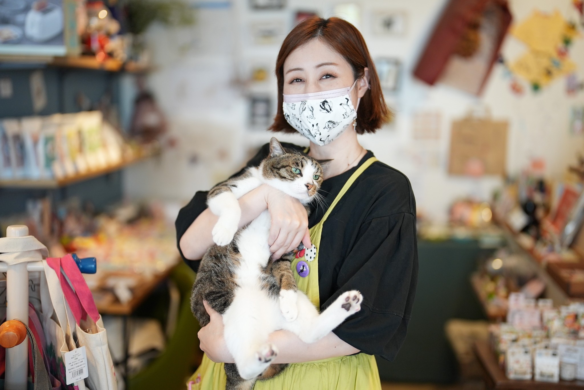 お膝の上はあたたかくて最高だニャ！」お客さんへの膝乗りとお尻