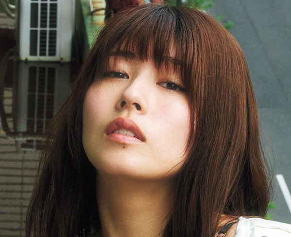 ちとせよしの（撮影／高橋慶佑　スタイリング／Yoshi.T　ヘアメイク／上野 珠）