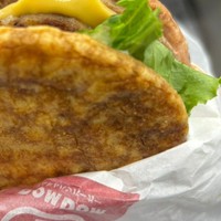 8月10日に発売されたぬれ煎餅バーガー（銚子電鉄提供）