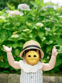 紫陽花の前で愛らしいポーズをとる息子さん（画像提供：のっさん R6 9:3さん）