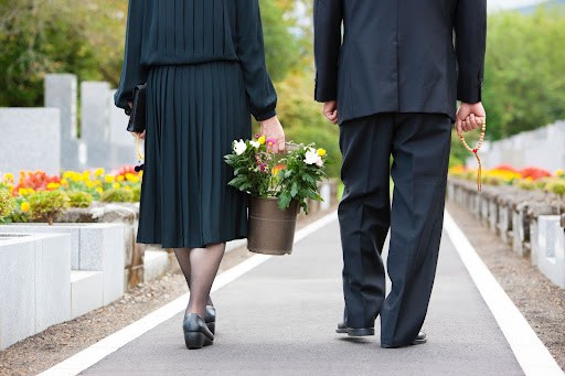 お墓参りでNGなことって？※画像はイメージです（Paylessimages/stock.adobe.com）