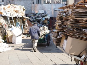 一定年齢以降は給与減、日本でも導入の賃金ピーク制度　「年齢差別」と韓国で猛反発