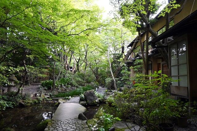 ６００坪の敷地には、大広間、中サイズの部屋が２室、宿泊や食事用の小部屋７室が点在しています