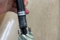 子ども用の傘に、グラスファイバーが使用されていることが記されています
