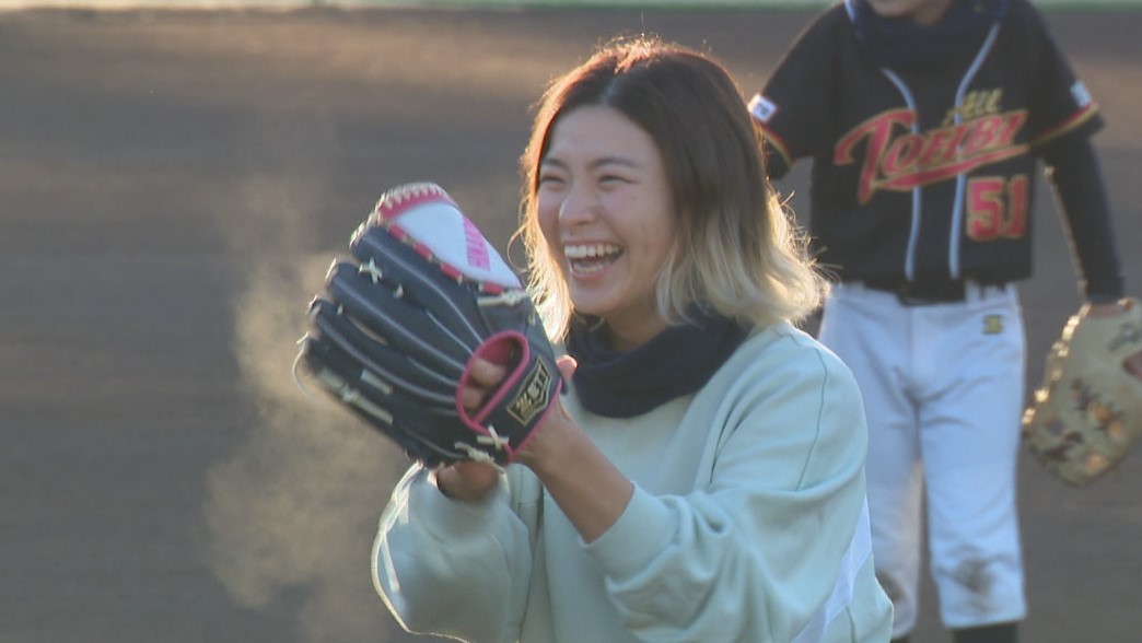 岡山市出身のプロゴルファー・渋野日向子選手がソフトボール大会を初