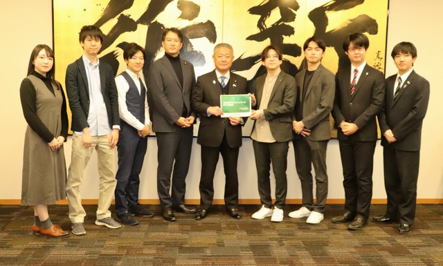 リバースメンターから提言書を受け取る日本維新の会の馬場伸幸代表（中央）、柳ヶ瀬裕文総務会長（左から4人目）、音喜多駿政調会長（左から3人目）＝国会内