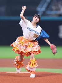 ファーストピッチセレモニーで投球するiLiFE!・小熊まむ＝エスコンフィールド北海道