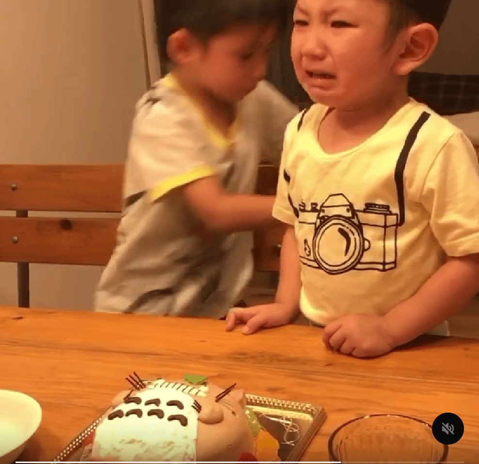 弟の前で涙を見せられないお兄ちゃんはその場を離れる