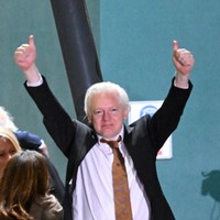 ウィキリークス創設者アサンジュ氏釈放、機密流出事件は国家の情報保全をどう変えたか