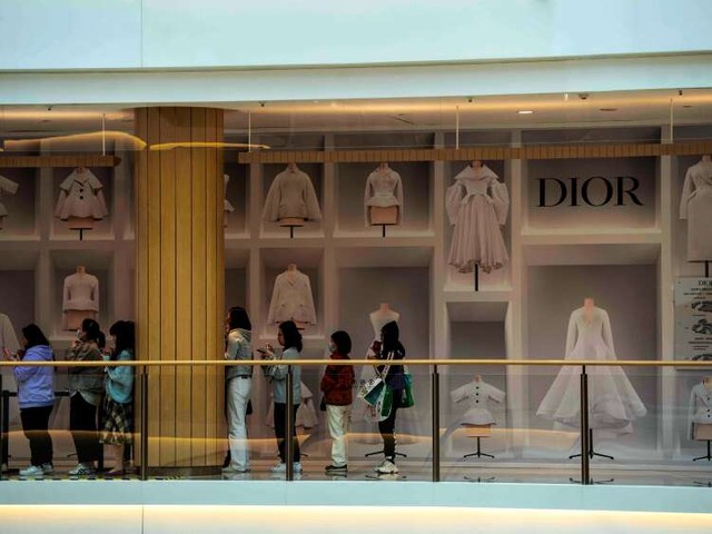 中国でコロナの「リベンジ消費」　高級ブランド志向の客が戻って業界はホクホク