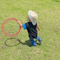 芝生の上を元気に駆け回る息子さん（画像提供：ちぬ 3yさん）
