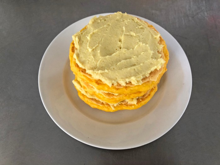 4.皿に2の生地を1枚置き、3のクリームをのばす。同様にあと2回くり返す。