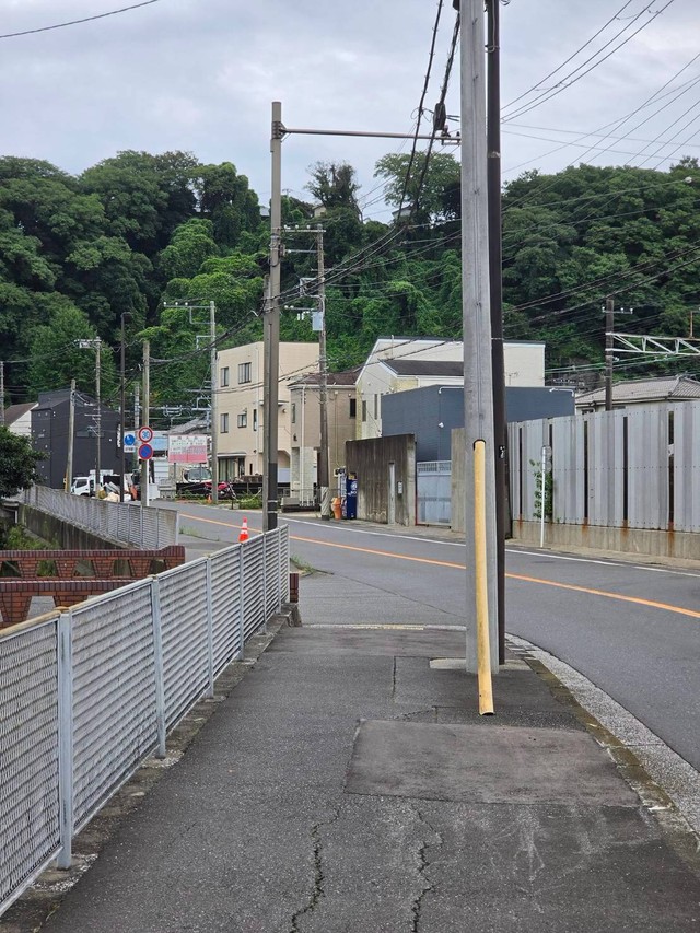 遠目には路肩の警察官に見える、横須賀市の自動販売機（ゼファーさん提供）