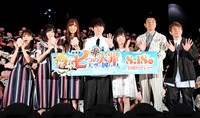 乃木坂４６の人気メンバーらと写真に収まる久野美咲