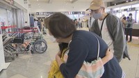 ＧＷ後半・5連休始まる　高松空港では帰省ラッシュ「久しぶりに会えた！」