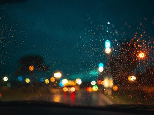 黙って運転する祖母の優しさと走行音に守られ、私はいつまでも泣いた