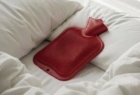 寝る前には「湯たんぽ」を取り出すのが正解※画像はAIが作成したイメージです（Katsyarina/stock.adobe.com）