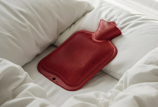 寝る前には「湯たんぽ」を取り出すのが正解※画像はAIが作成したイメージです（Katsyarina/stock.adobe.com）