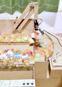 見事に景品をつかんだクレーンは元の位置に移動（画像提供：T a Tさん）