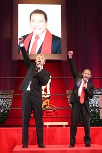 最後に「ダァー！」を唱和する（左から）オカダ・カズチカと孫の尚登さん＝2023年3月7日・両国国技館