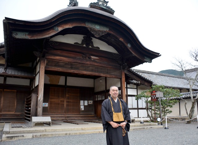重要文化財に指定されている三宝院玄関前に立つ仲田統括本部長。伽藍や文化財の維持には多額の費用が掛かるという（京都市伏見区・醍醐寺）