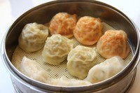 韓国のシュウマイと餃子「モドゥムマンドゥ」7500 ウォン。