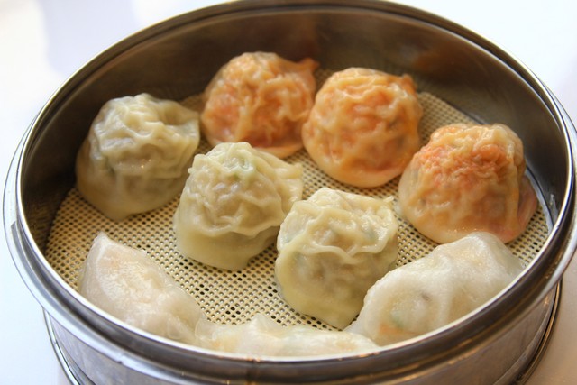 韓国のシュウマイと餃子「モドゥムマンドゥ」7500 ウォン。