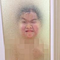 「ママー！」  お風呂の扉に顔をくっ付けて待つ息子さんむに@2yさん（@munimuni_baby）