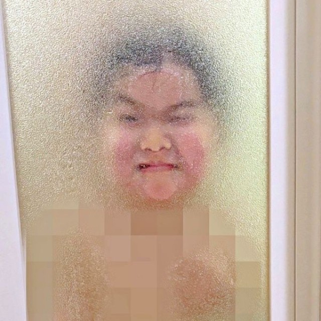 「ママー！」  お風呂の扉に顔をくっ付けて待つ息子さんむに@2yさん（@munimuni_baby）