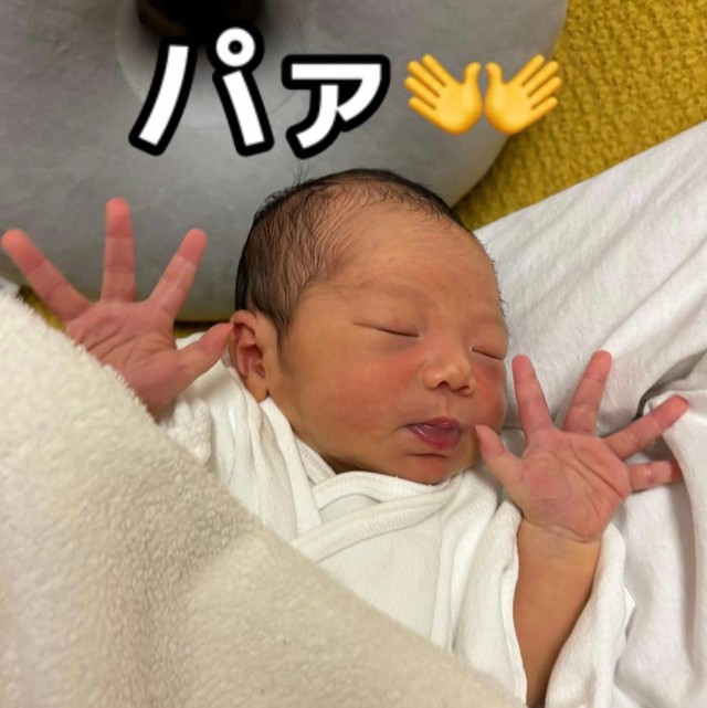 両手をパァ！新生児期のなぎべーくん（提供：@nagibeekunさん）
