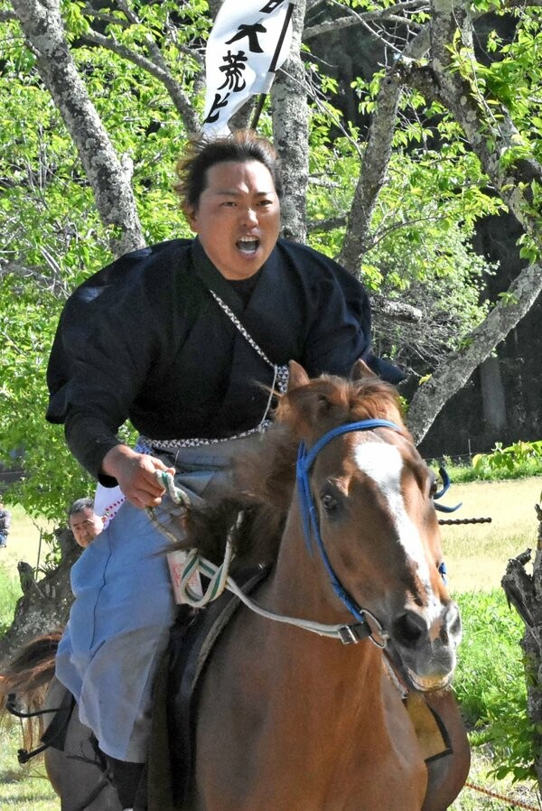 七川祭の役馬の奉納で馬場を駆け抜ける中村さん（高島市新旭町安井川・大荒比古神社）