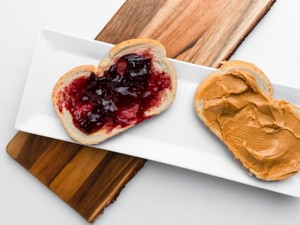 愛犬に奪われていたトースト。あの攻防を懐かしむ日が来るなんて