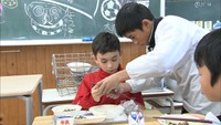 豪州のサッカー少年とプロ選手が小豆島に　小学生と交流…おにぎり作りも　香川