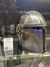 「スター・ウォーズ」の新作にも登場するマンダロリアンの撮影用プロップヘルメット＝幕張メッセ