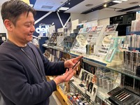 人気のロットリング600を手にとる前田さん。「文房具とSNS、特にInstagramとの相性が良いですね。“推し”という言葉も文房具ブームを後押ししてくれています」（筆者撮影）