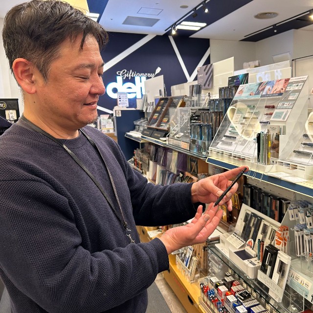 人気のロットリング600を手にとる前田さん。「文房具とSNS、特にInstagramとの相性が良いですね。“推し”という言葉も文房具ブームを後押ししてくれています」（筆者撮影）